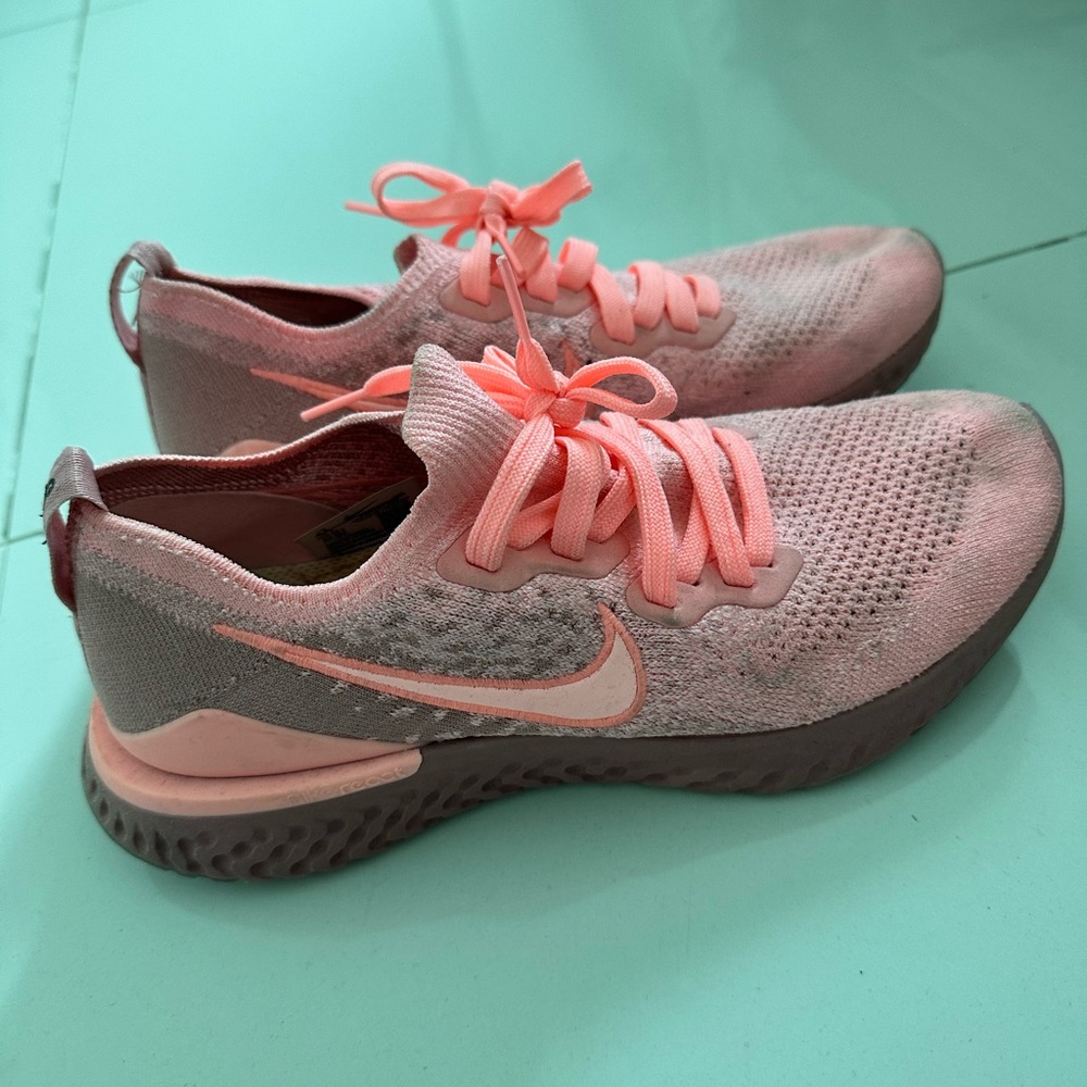 Used Women’s Hot Pink Nike Sneakers size US women’s 9.5